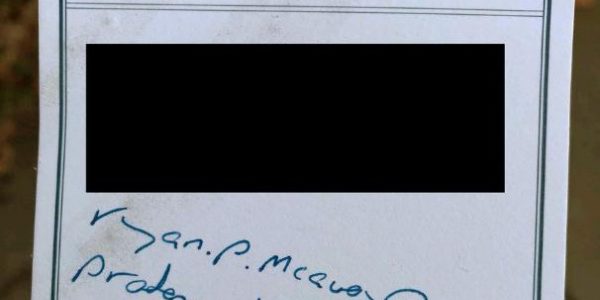 Сотрудник Белого дома забыл бумажку с паролем от своей почты на автобусной остановке
