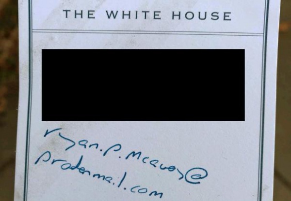 Сотрудник Белого дома забыл бумажку с паролем от своей почты на автобусной остановке